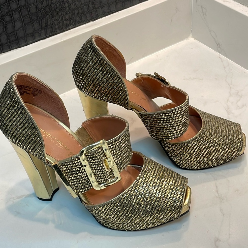 Christian Siriano Gold Peep Toe with Buckel.